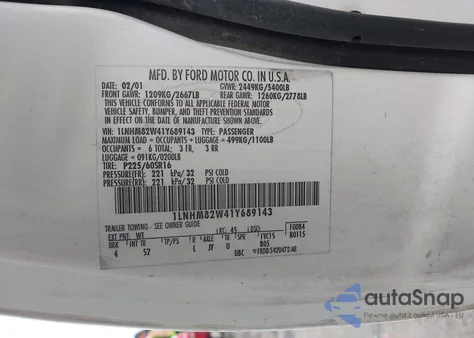 2001 Lincoln Town Car Signature from USA, damaged, VIN 1LNHM82W41Y689143